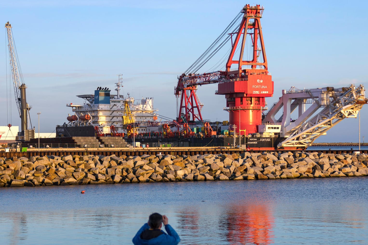 Verlegeschiff für Nord Stream 2: Das russische Verlegeschiff Fortuna wartet auf den Weiterbau der Gas-Pipeline Nordstream 2 im Fährhafen Sassnitz-Mukran.