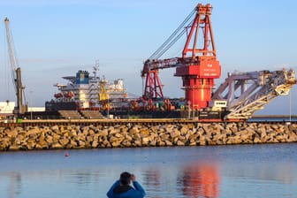Verlegeschiff für Nord Stream 2: Das russische Verlegeschiff Fortuna wartet auf den Weiterbau der Gas-Pipeline Nordstream 2 im Fährhafen Sassnitz-Mukran.