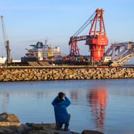 Verlegeschiff für Nord Stream 2: Das russische Verlegeschiff Fortuna wartet auf den Weiterbau der Gas-Pipeline Nordstream 2 im Fährhafen Sassnitz-Mukran.