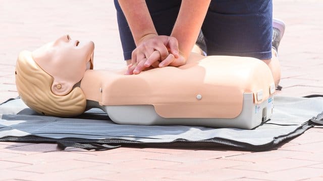 Laut einer Umfrage wissen nur sechs von hundert Deutschen, wie oft bei einer Herzdruckmassage der Brustkorb eingedrückt werden sollte. Laut einer Umfrage wissen nur sechs von hundert Deutschen, wie oft bei einer Herzdruckmassage der Brustkorb eingedrückt werden sollte.