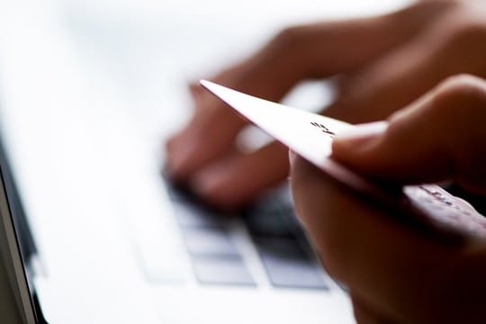 Kreditkarten werden im Internet oft kostenlos angeboten. Kreditkarten werden im Internet oft kostenlos angeboten.