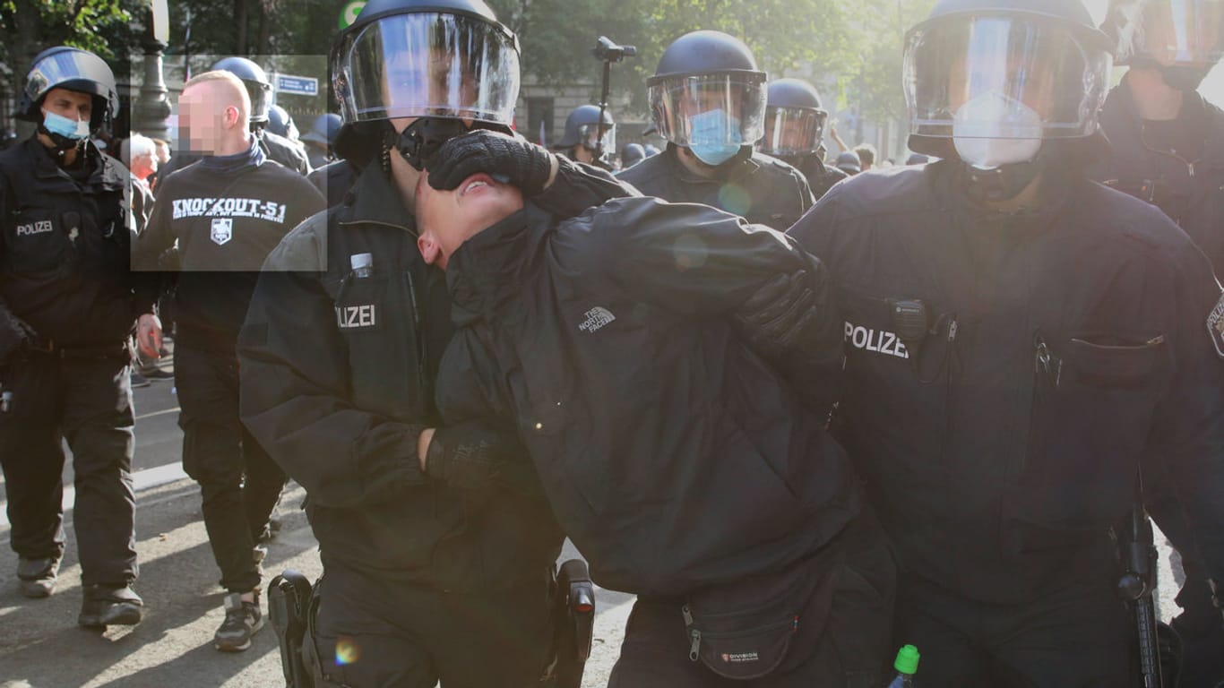 Festnahmen bei der Corona-Demo in Berlin: Bei Randale vor der russischen Botschaft führen Beamte auch einen Mann ab, der mit dem "Atomwaffendivision"-Video in Verbindung stehen könnte.