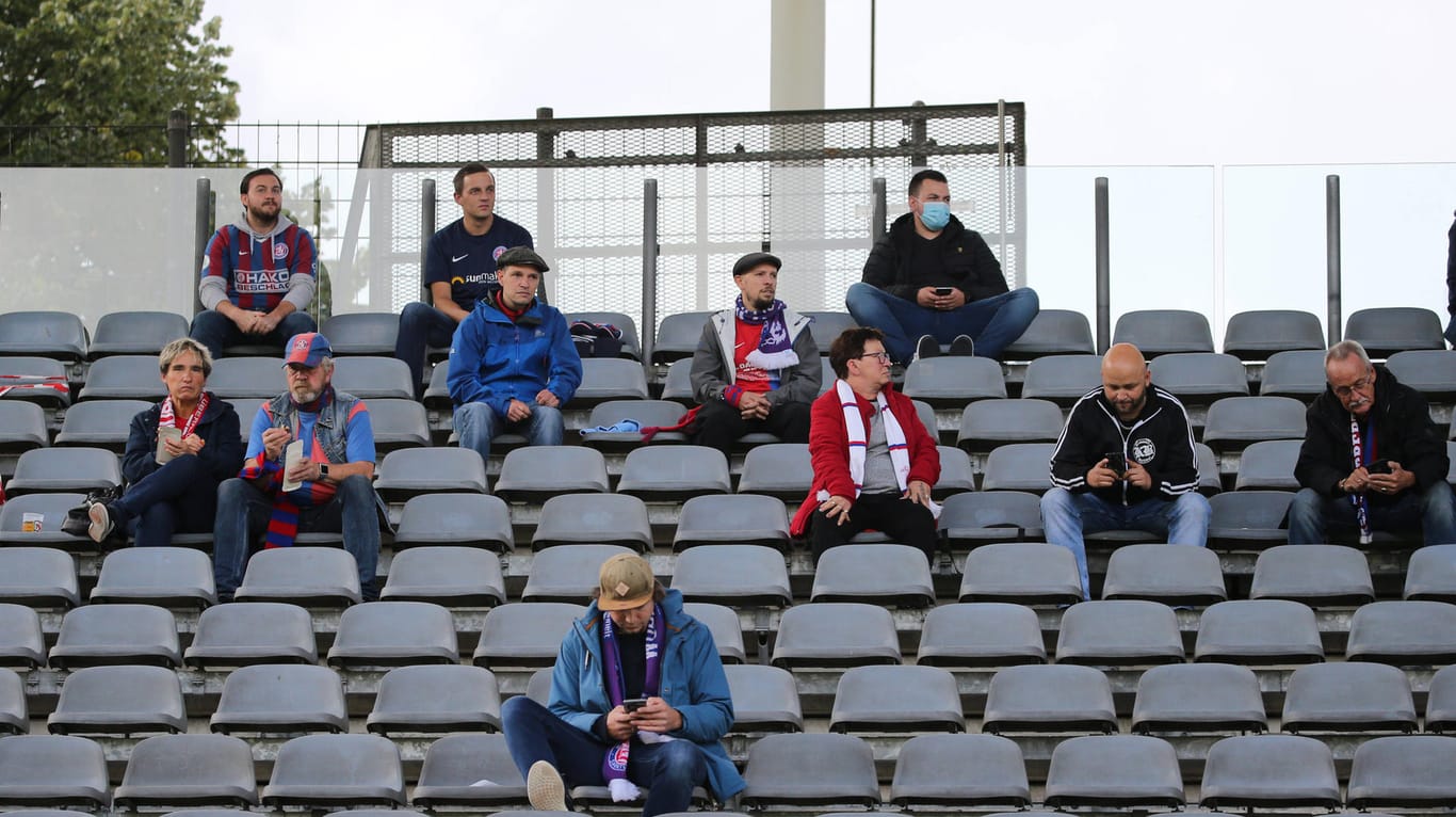 Zuschauer im Wuppertaler Stadion beim Spiel gegen den RW Ahlen: Viele Mitglieder des Vereins haben ihre Beiträge bisher noch nicht gezahlt, weswegen der WSV sie nun öffentlich daran erinnern muss.