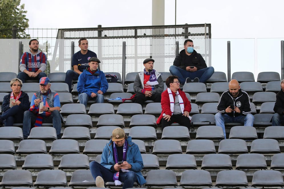 Zuschauer im Wuppertaler Stadion beim Spiel gegen den RW Ahlen: Viele Mitglieder des Vereins haben ihre Beiträge bisher noch nicht gezahlt, weswegen der WSV sie nun öffentlich daran erinnern muss.