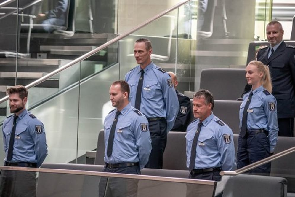 Standing Ovations im Bundestag: So wurden die Polizeibeamten geehrt, die das Reichstagsgebäude am Rande der Corona-Demonstration verteidigt hatten.