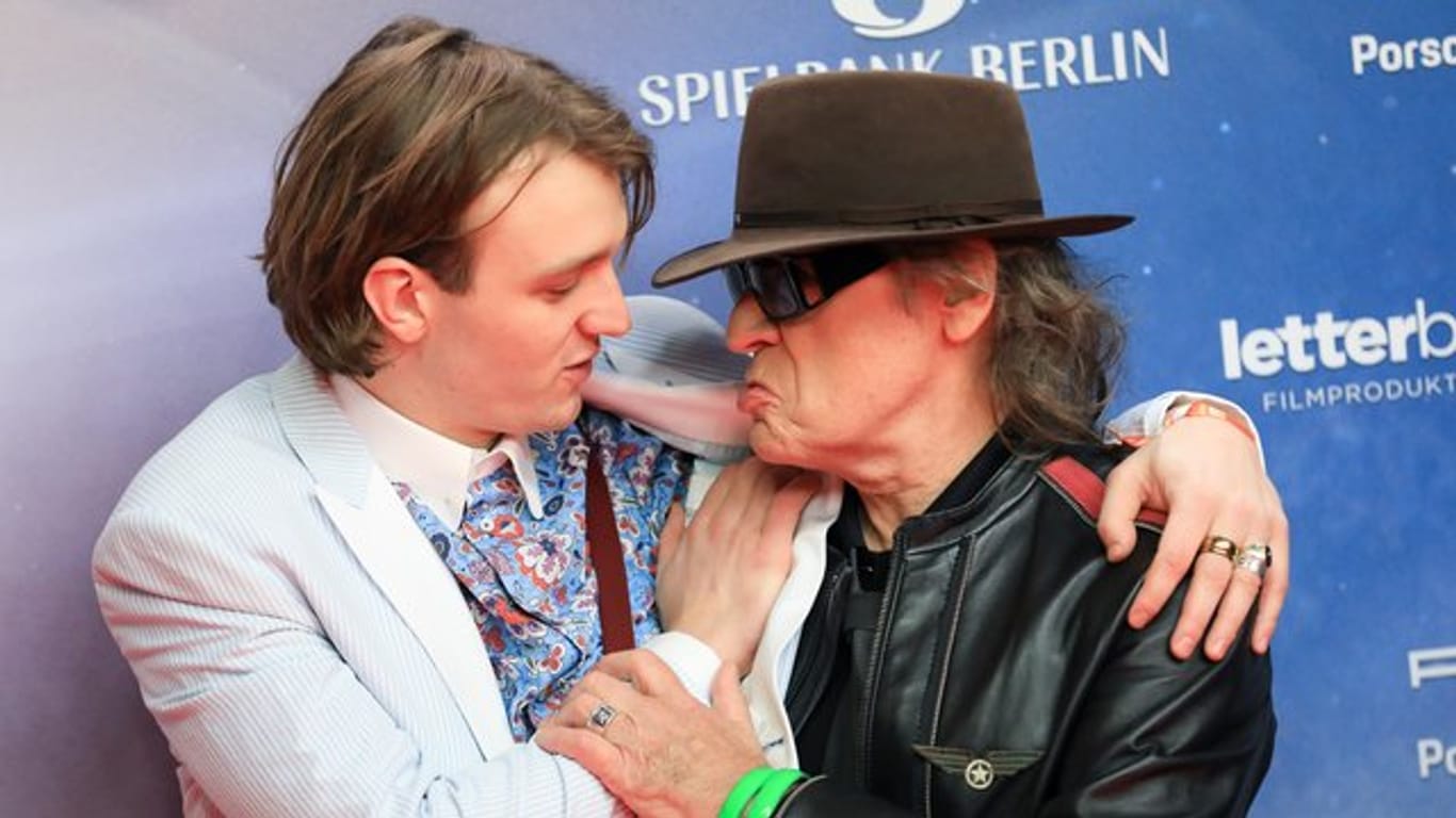 Jan Bülow (l) und Udo Lindenberg bei der Premiere des Biopics "Lindenberg! Mach dein Ding" im Januar in Hamburg.