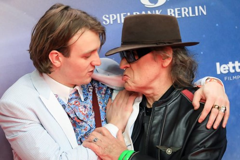Jan Bülow (l) und Udo Lindenberg bei der Premiere des Biopics "Lindenberg! Mach dein Ding" im Januar in Hamburg.