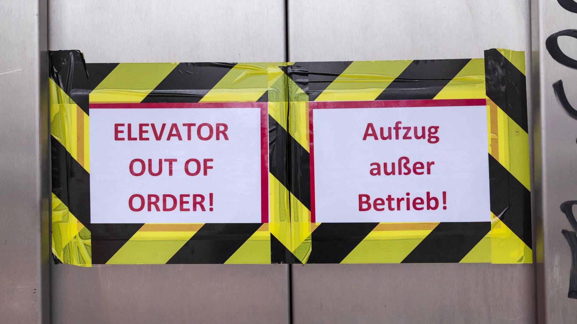 Fahrstuhl außer Betrieb: Vor allem Personen, die Schwierigkeiten beim Treppensteigen haben, sind auf den Fahrstuhl angewiesen.