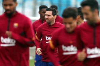 Trainiert wieder mit der Mannschaft: Lionel Messi (M) vom FC Barcelona.