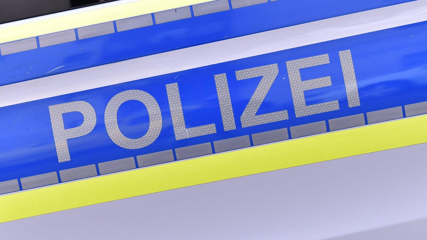 Die Tür eines Polizeiwagens (Symbolbild): Die Erfurter Polizei ist beklaut worden.