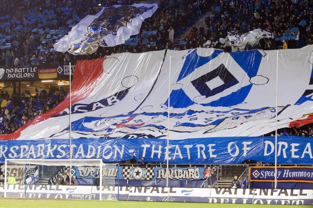 Das vollbesetze Volksparkstadion: Der HSV hofft, dass der Saisonauftakt wenigstens vor ein paar Fans stattfinden kann