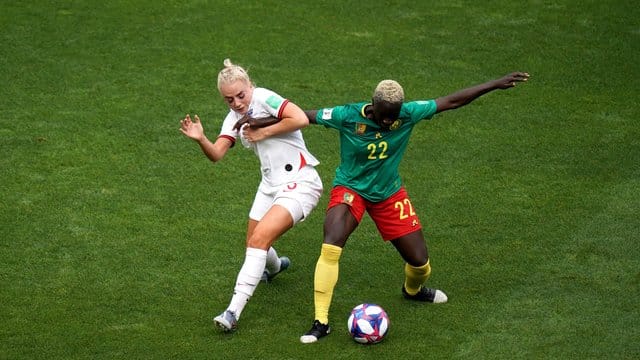 Wechselt zu Manchester City: Alex Greenwood (l) in Aktion für das Nationalteam der Frauen. Wechselt zu Manchester City: Alex Greenwood (l) in Aktion für das Nationalteam der Frauen.