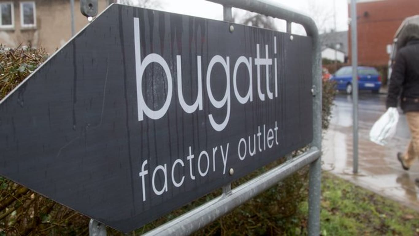 "Bugatti factory outlet" steht am Hauptsitz in Herford auf einem Schild (Symbolbild): Das Unternehmen leidet unter der Corona-Krise.