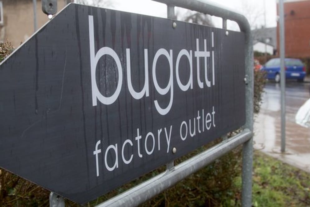 "Bugatti factory outlet" steht am Hauptsitz in Herford auf einem Schild (Symbolbild): Das Unternehmen leidet unter der Corona-Krise.