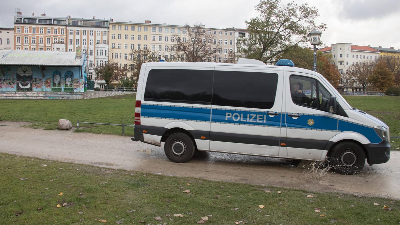 Ein Polizeiauto im Görlitzer Park in Berlin (Symbolbild): Ein Mann, der im Park ein Zelt angezündet haben soll, wurde festgenommen.