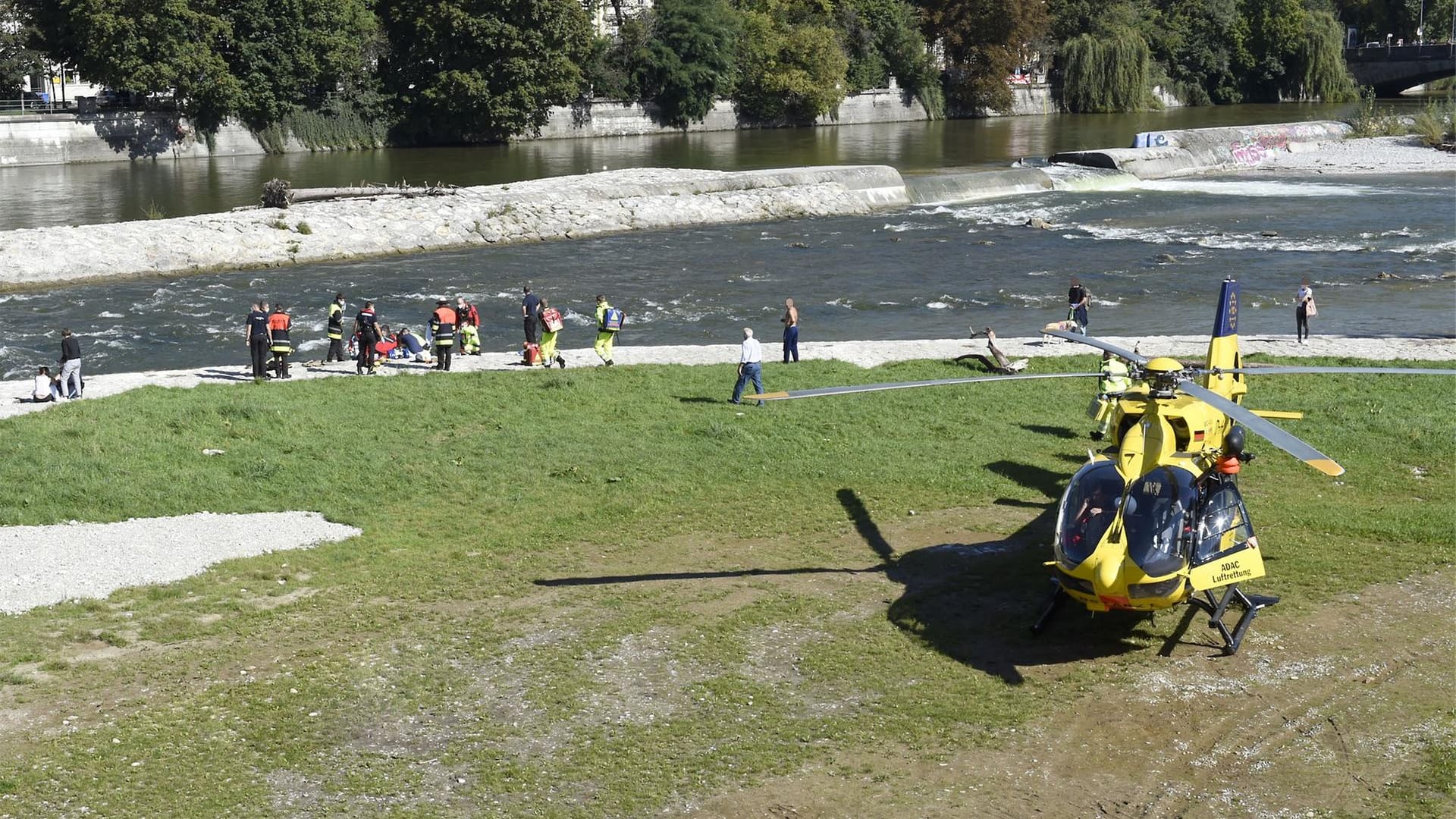 Ein Mann ertrank in der Isar: Die Feuerwehr war mit einem Hubschrauber vor Ort. Ein Mann ertrank in der Isar: Die Feuerwehr war mit einem Hubschrauber vor Ort.
