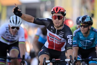 Der Australier Caleb Ewan vom Team Lotto–Soudal feiert die Überquerung der Ziellinie.