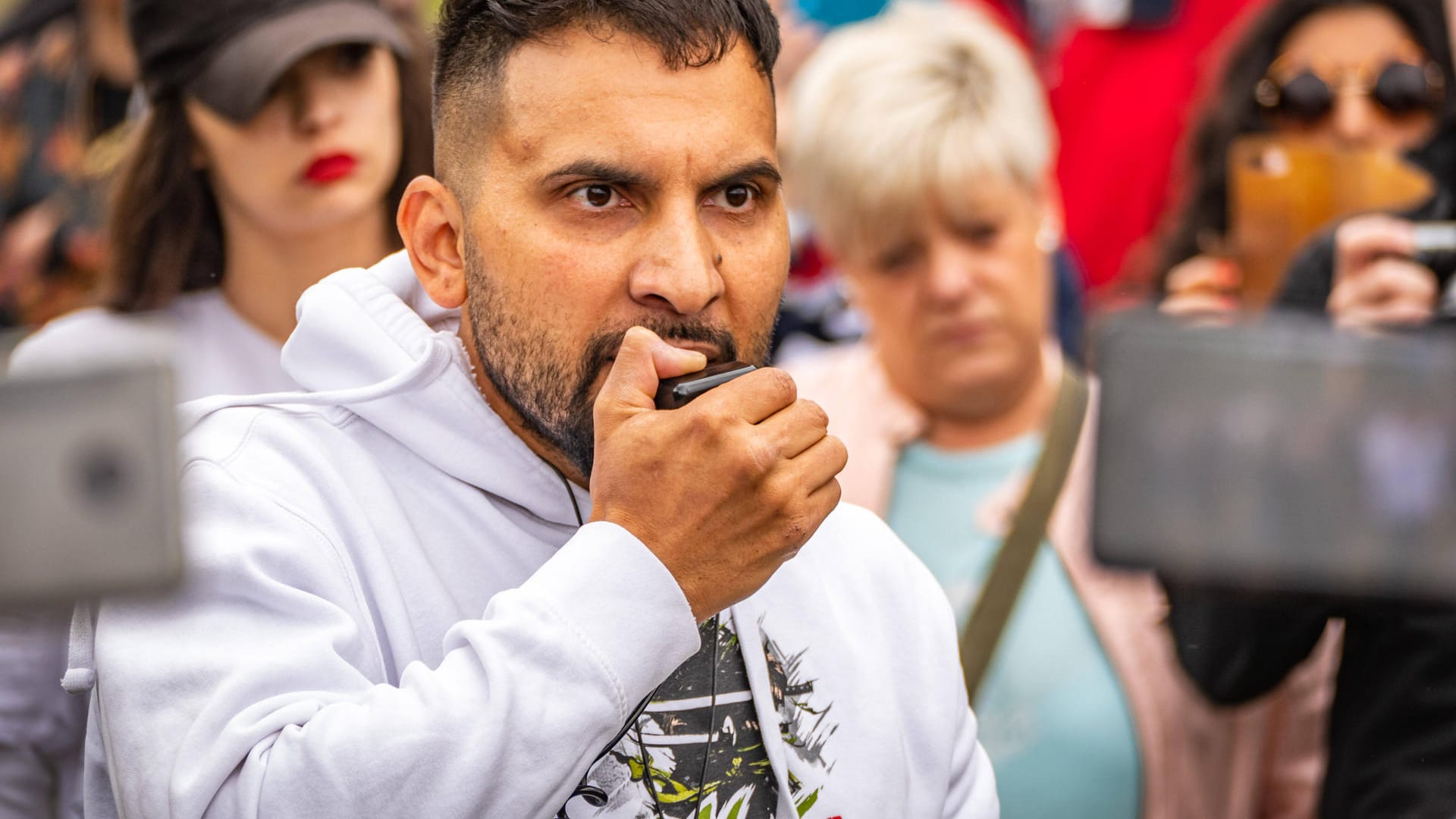 Verschwörungsprediger Attila Hildmann: Am 10. September wird in weiten Teilen Deutschlands um 11 Uhr mit Sirenen Alarm ausgelöst – in Gruppen mit Verschwörungsanhängern gibt es dazu viele alternative Erklärungen.