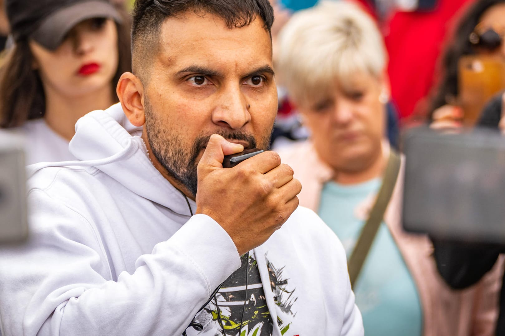 Verschwörungsprediger Attila Hildmann: Am 10. September wird in weiten Teilen Deutschlands um 11 Uhr mit Sirenen Alarm ausgelöst – in Gruppen mit Verschwörungsanhängern gibt es dazu viele alternative Erklärungen.