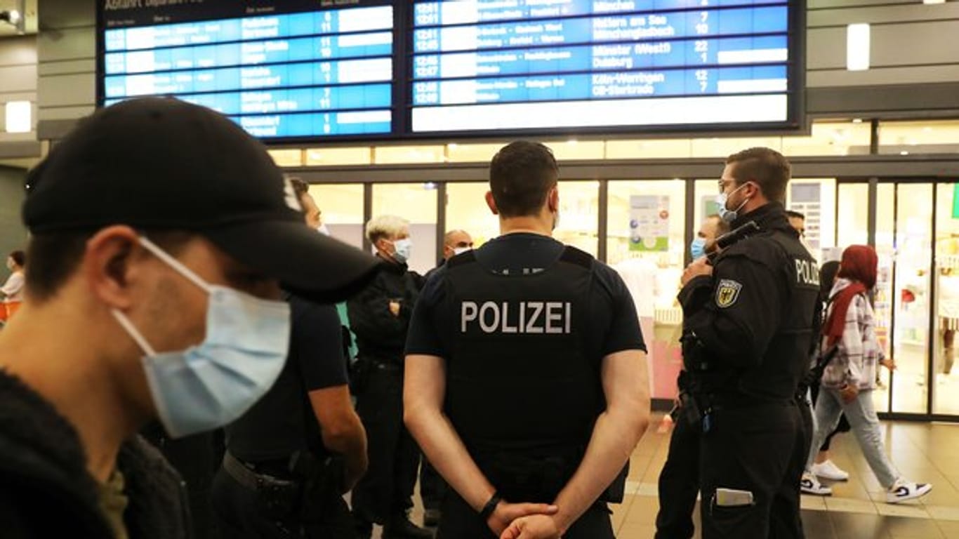 Bundespolizisten kontrollieren auf dem Essener Hauptbahnhof die Einhaltung der Maskenpflicht.