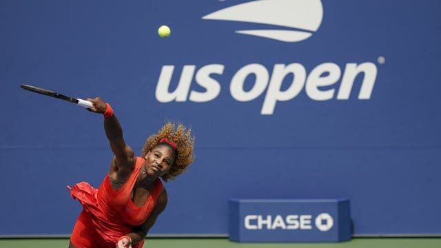 Musste für den Einzug ins Halbfinale schwer rackern: Serena Williams in Aktion. Musste für den Einzug ins Halbfinale schwer rackern: Serena Williams in Aktion.