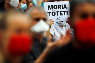 Plakat bei einer Demonstration für die Aufnahme von Menschen aus Moria in Frankfurt: Das Elendslager in Griechenland ist vollständig abgebrannt.