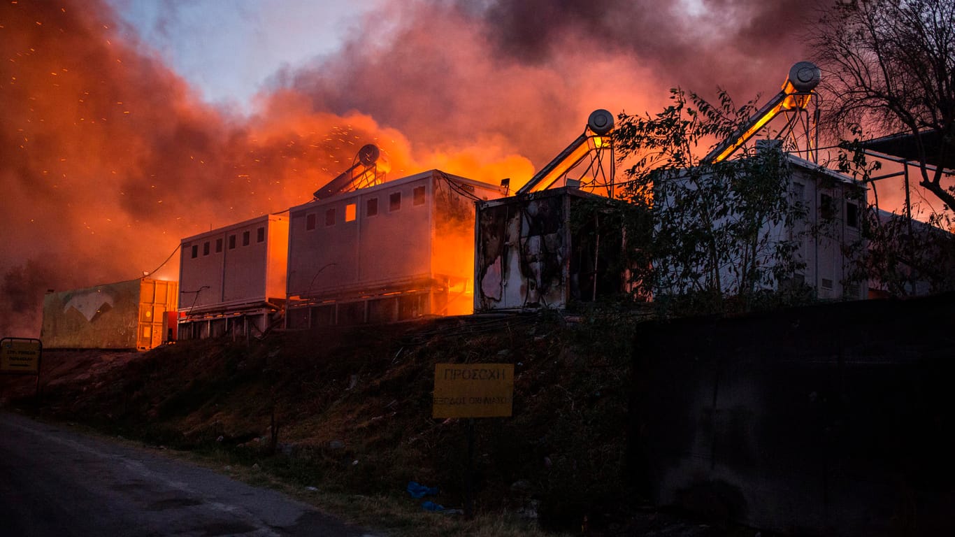 Griechenland, Moria: Neu ausgebrochene Feuer brennen im Flüchtlingslager Moria, nachdem zuvor bereits mehrere Brände das Lager nahezu vollständig zerstört hatten.