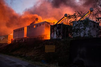 Griechenland, Moria: Neu ausgebrochene Feuer brennen im Flüchtlingslager Moria, nachdem zuvor bereits mehrere Brände das Lager nahezu vollständig zerstört hatten.