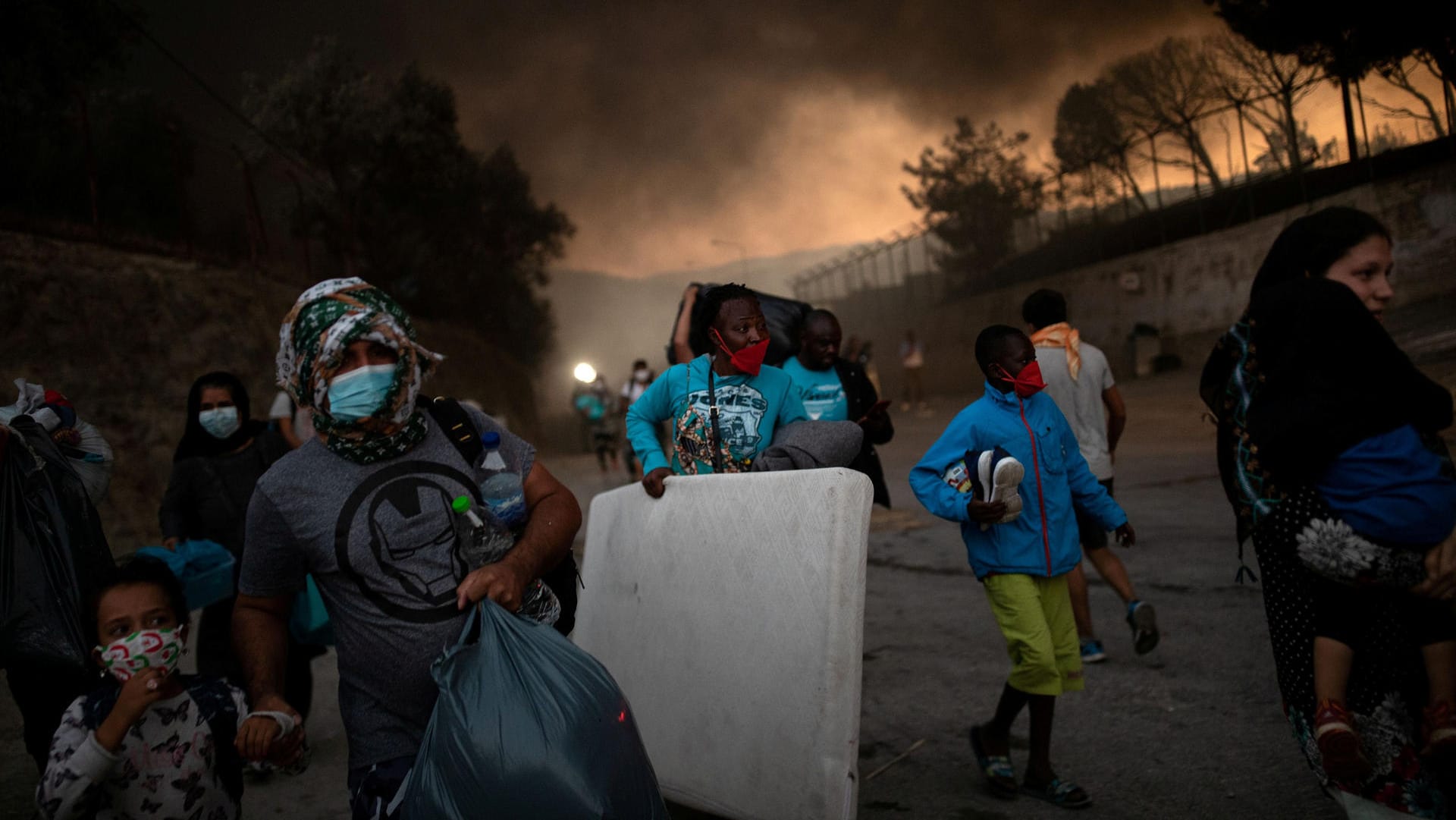 Gestern Abend brach im Flüchtlingslager Moria auf der griechischen Insel Lesbos ein weiteres Feuer aus: Insgesamt wurden mehr als 12.000 Migranten evakuiert.