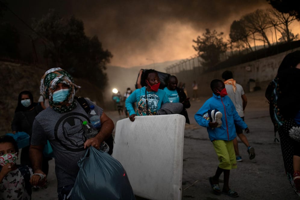 Gestern Abend brach im Flüchtlingslager Moria auf der griechischen Insel Lesbos ein weiteres Feuer aus: Insgesamt wurden mehr als 12.000 Migranten evakuiert.