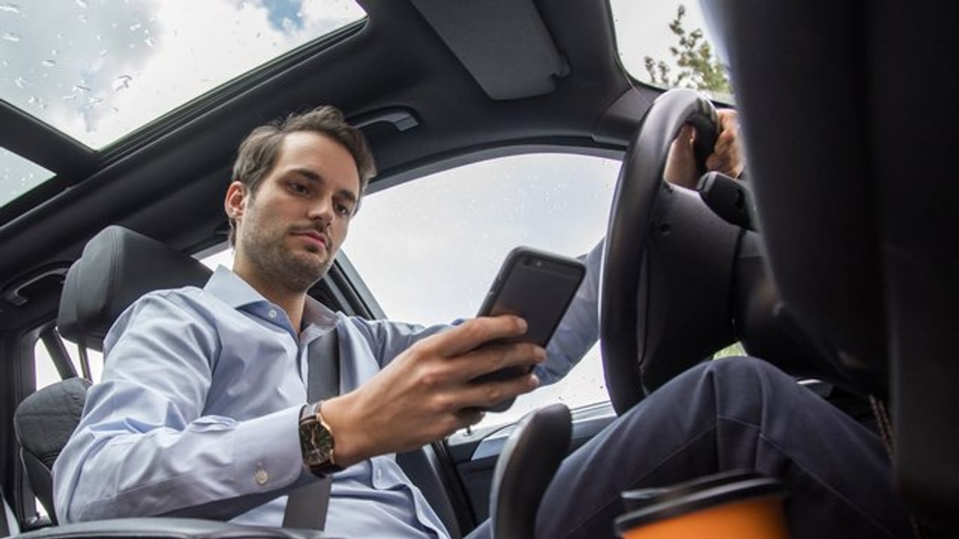 Mit einem WLAN-Netz im Auto können sich zahlreiche Smartphones, Tablets oder auch Laptops verbinden.