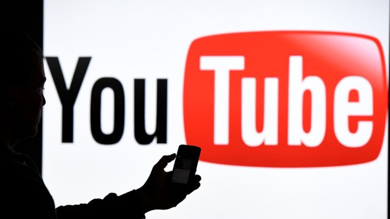 Das YouTube-Logo wird auf einer Bildschirmwand angezeigt: Bevor Google den Betrieb von Play Musik bis Ende des Jahres endgültig einstellt, sollten Nutzer die eigene Mediathek zu YouTube Music zu übertragen.