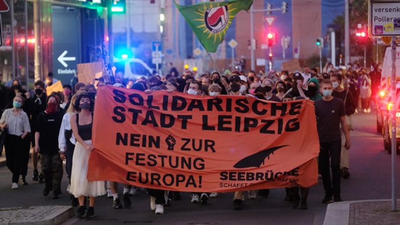 Teilnehmer einer Demonstration gehen nach dem Feuer im Flüchtlingslager Moria durch die Innenstadt in Leipzig: Sie fordern die Aufnahme von Flüchtlingen.