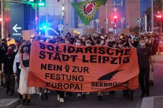 Teilnehmer einer Demonstration gehen nach dem Feuer im Flüchtlingslager Moria durch die Innenstadt in Leipzig: Sie fordern die Aufnahme von Flüchtlingen.