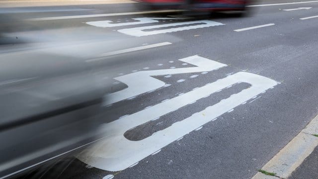 Autos fahren über Tempo-30-Markierungen in der Mainzer Innenstadt: Geschwindigkeitsbegrenzungen gehören zu den Maßnahmen, die Mainz zur Reduzierung der Stickstoffwerte anbringen will. Autos fahren über Tempo-30-Markierungen in der Mainzer Innenstadt: Geschwindigkeitsbegrenzungen gehören zu den Maßnahmen, die Mainz zur Reduzierung der Stickstoffwerte anbringen will.