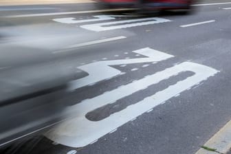 Autos fahren über Tempo-30-Markierungen in der Mainzer Innenstadt: Geschwindigkeitsbegrenzungen gehören zu den Maßnahmen, die Mainz zur Reduzierung der Stickstoffwerte anbringen will.