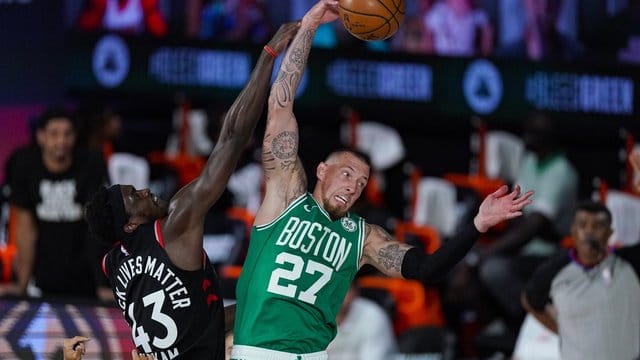 Musste sich diesmal mit Boston den Toronto Raptors geschlagen geben: Daniel Theis (r).
