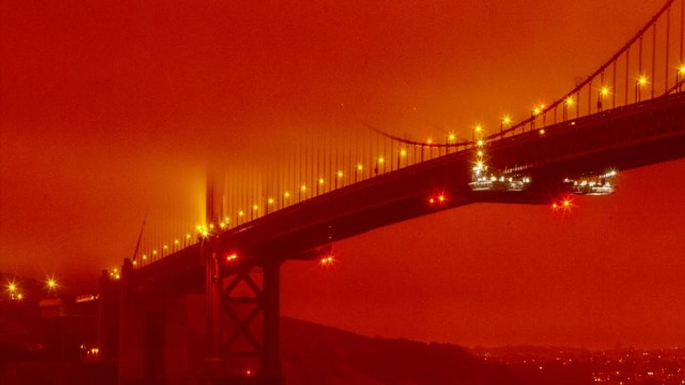 Die Golden Gate Bridge ist infolge der anhaltenden Waldbrände in orangefarbenem Licht zu sehen.