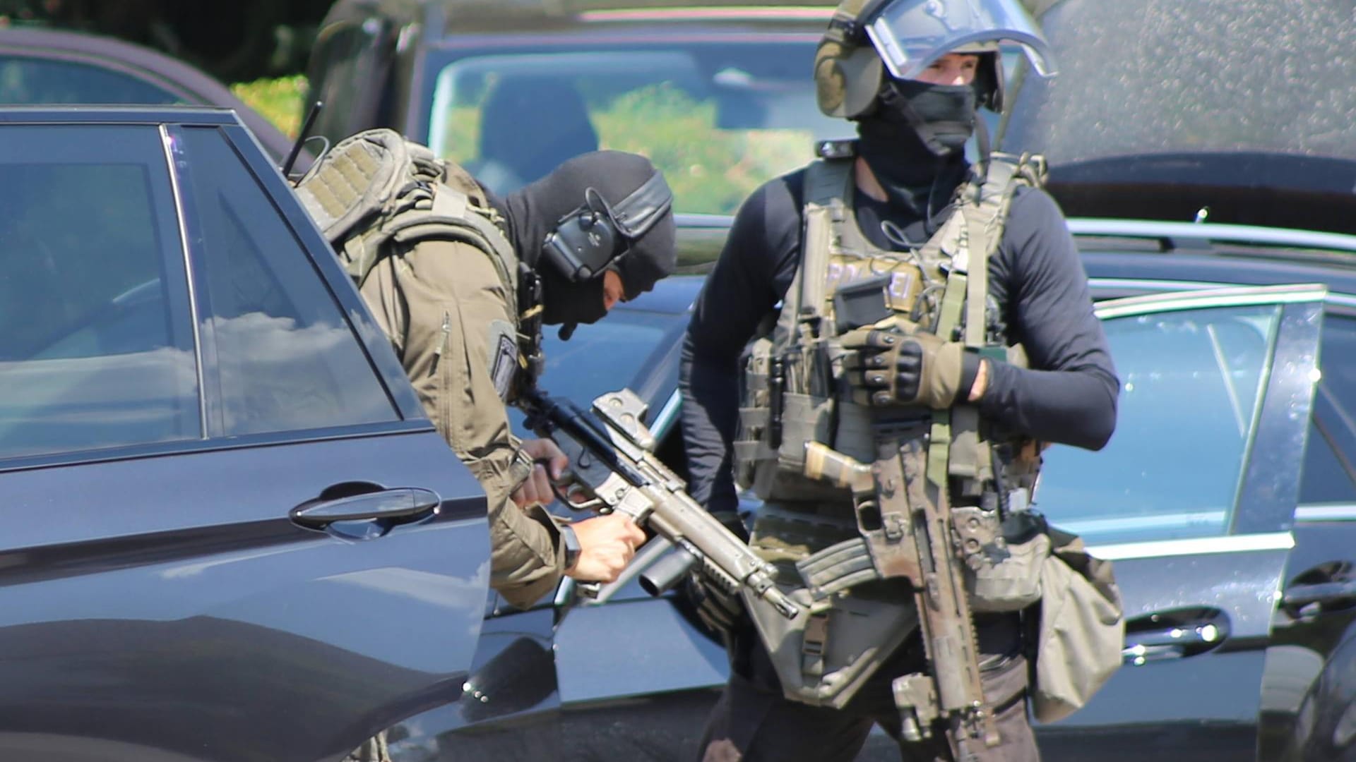 Ein Sondereinsatzkommando der Polizei NRW (Symbolbild): In Dortmund hat eine Einheit eine Wohnung durchsucht. Ein Sondereinsatzkommando der Polizei NRW (Symbolbild): In Dortmund hat eine Einheit eine Wohnung durchsucht.