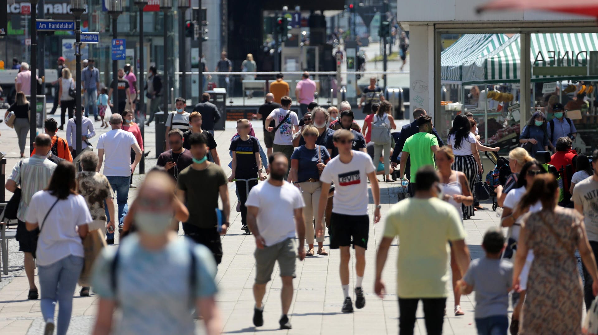 Menschen in der Innenstadt: Besondere Sorgen haben die Menschen vor den wirtschaftlichen Folgen der Krise. (Symbolbild)