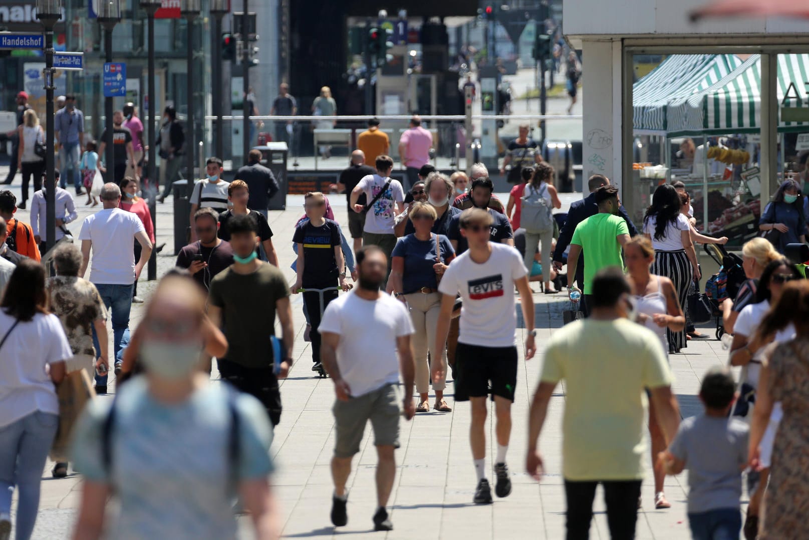 Menschen in der Innenstadt: Besondere Sorgen haben die Menschen vor den wirtschaftlichen Folgen der Krise. (Symbolbild)