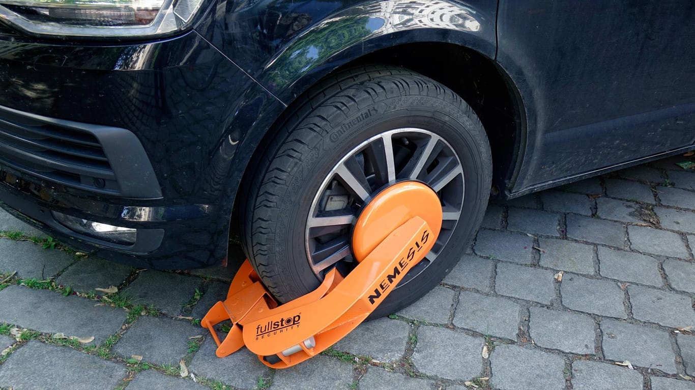 Eine Autokralle an einem Rad an einem Auto in Berlin (Symbolbild): In Berlin werden bundesweit die meisten Autos gestohlen.