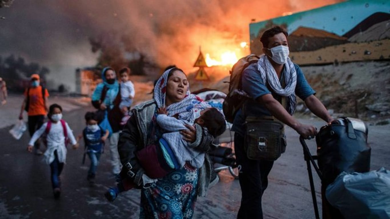 Bewohner des Flüchtlingslagers Moria fliehen vor den Flammen.