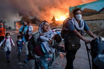 Bewohner des Flüchtlingslagers Moria fliehen vor den Flammen.