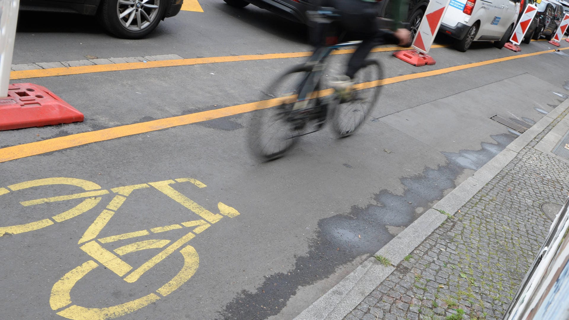 Pop-up-Radweg auf dem Kottbusser Damm in Berlin: Sie waren während der Corona-Pandemie eingerichtet worden, nun sollen sie laut Gericht entfernt werden. Pop-up-Radweg auf dem Kottbusser Damm in Berlin: Sie waren während der Corona-Pandemie eingerichtet worden, nun sollen sie laut Gericht entfernt werden.