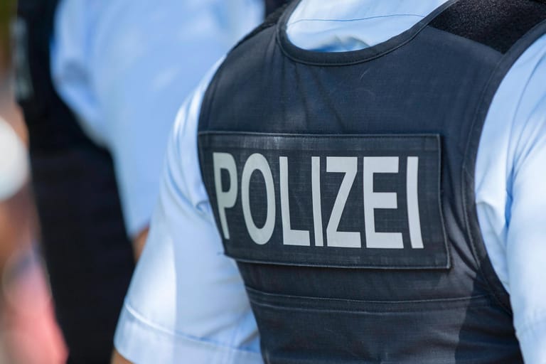 Rücken einer Polizei-Uniform (Symbolbild): Die Polizei in NRW darf sich über sommerfreundliche Dienstkleidung freuen.