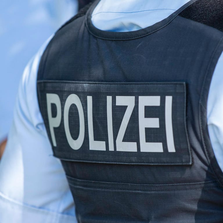 Rücken einer Polizei-Uniform (Symbolbild): Die Polizei in NRW darf sich über sommerfreundliche Dienstkleidung freuen.
