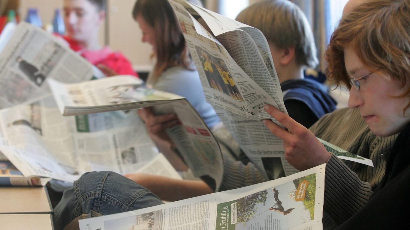 Schüler lesen Zeitungen: Medienkompetenzen sollte fester Bestandteil im Unterreicht sein.