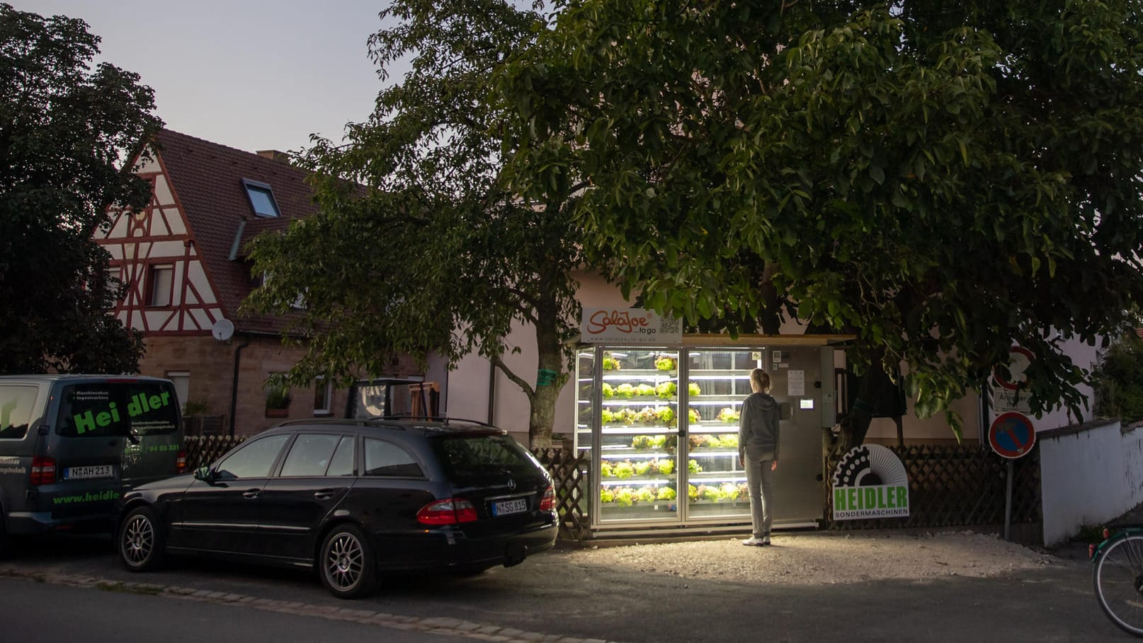 Blick auf den Automaten: Gärtnermeister und ein Maschinenbauer haben ihn zusammen entwickelt. Blick auf den Automaten: Gärtnermeister und ein Maschinenbauer haben ihn zusammen entwickelt.