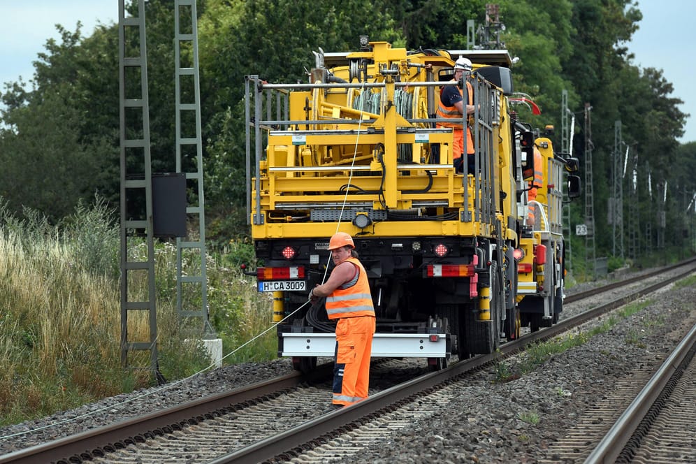 Ein Bahnarbeiter bei der Arbeit auf den Schienen (Archivbild): Wegen umfangreicher Bauarbeiten ist die Strecke zwischen Duisburg und Essen für zehn Tage vollständig gesperrt.